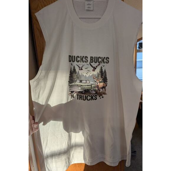 💧Mens Extra Large AGS Ideas Ducks Bucks and Trucks Sleeveless Tee - Picture 1 of 5